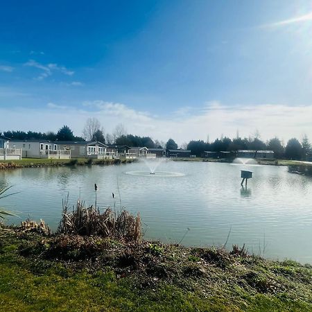 Lakeside Escape With Hot Tub York Dış mekan fotoğraf