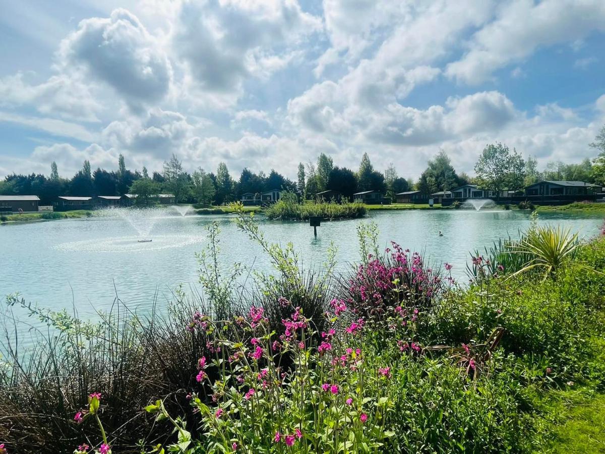 Lakeside Escape With Hot Tub York Dış mekan fotoğraf