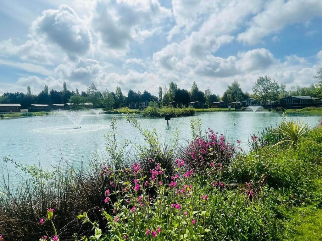 Lakeside Escape With Hot Tub York Dış mekan fotoğraf