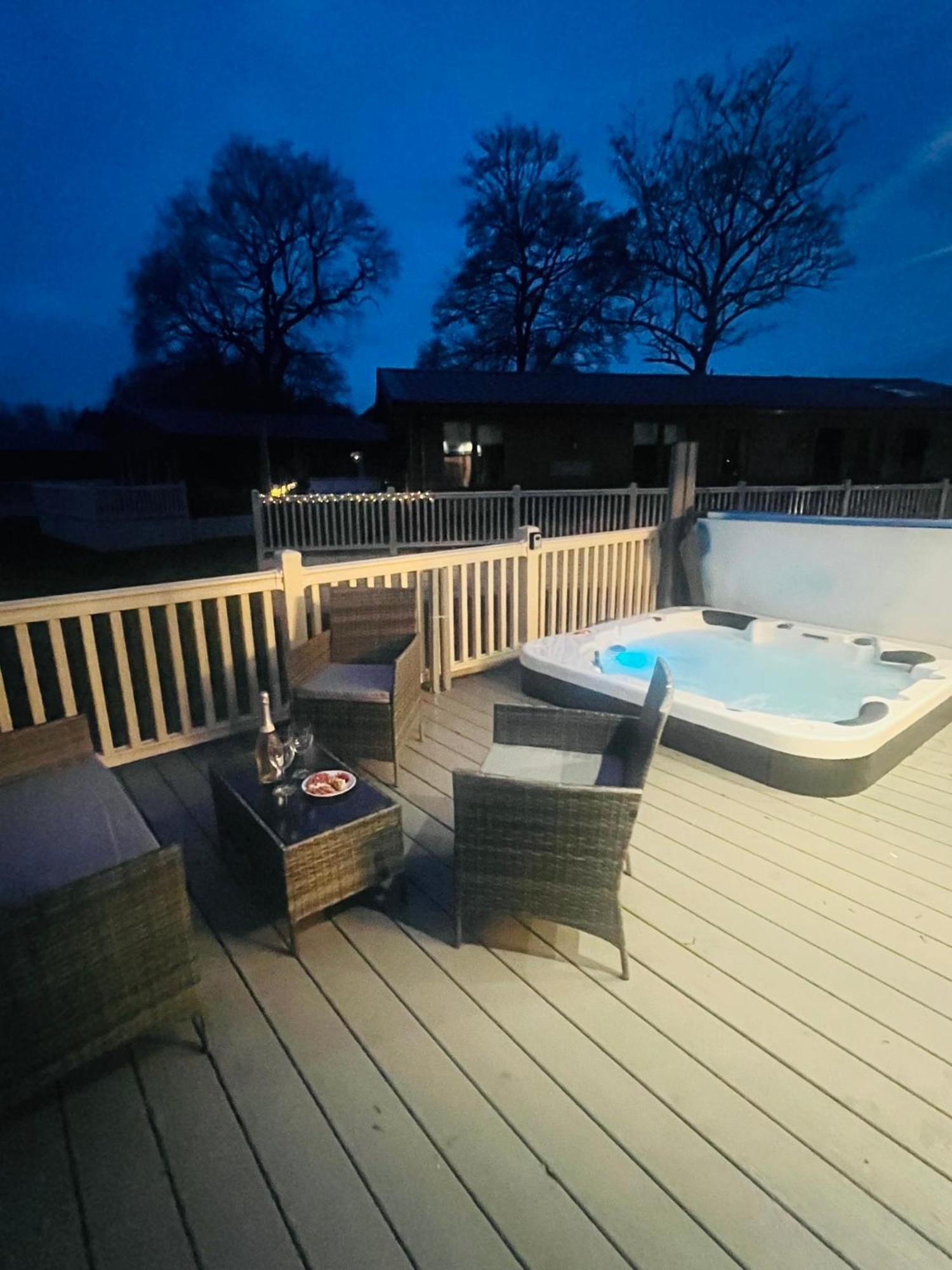 Lakeside Escape With Hot Tub York Dış mekan fotoğraf
